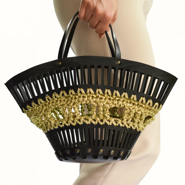 Basket_in_leather_and_crochet